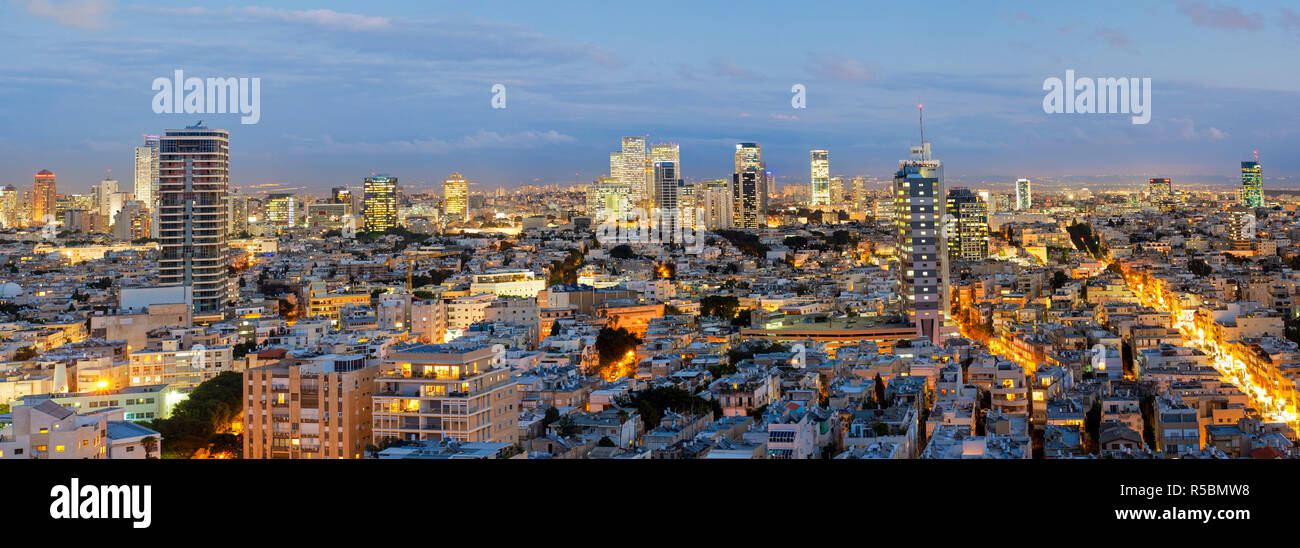 Israele, Tel Aviv, elevati vista città verso il centro business e commerciale Foto Stock