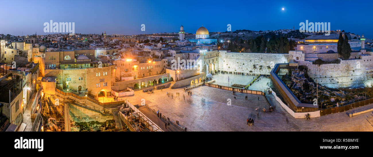 Israele, Gerusalemme, città vecchia, il quartiere ebraico del Muro occidentale Plaza, con persone in preghiera al Muro del pianto Foto Stock
