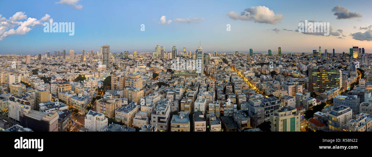 Israele, Tel Aviv, elevati crepuscolo vista del centro di Tel Aviv commerciale e quartieri residenziali Foto Stock