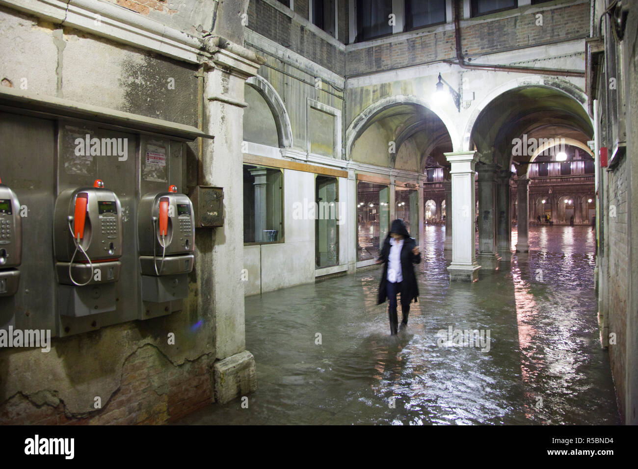 Nascondi tide (Acqua alta in Piazza San Marco (St. Marco), Venezia, Italia Foto Stock