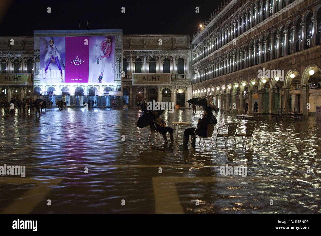 Nascondi tide (Acqua alta in Piazza San Marco (St. Marco), Venezia, Italia Foto Stock