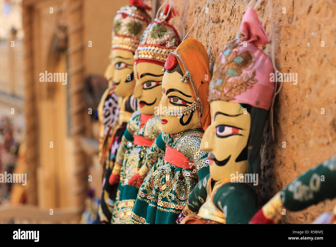 Rajasthani marionette (Kathputli) sono state visualizzate su un negozio a Jaisalmer Fort, Rajasthan. Kathputli è una stringa Puppet Theatre, nativo di Rajasthan, Foto Stock