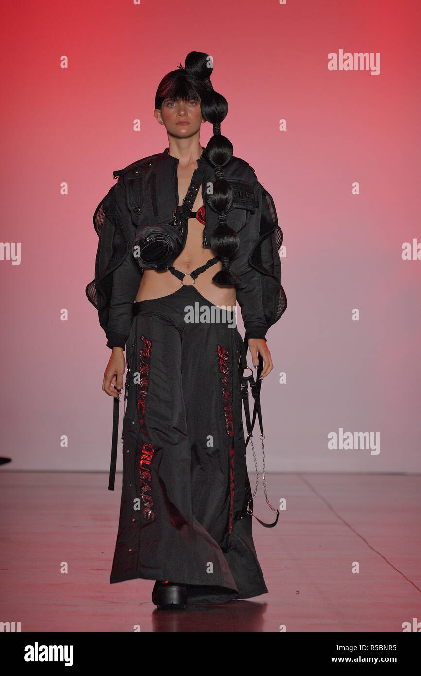 NEW YORK, NY - 11 settembre: un modello passeggiate la pista per Namilia durante la settimana della moda di New York: La Mostra alla Galleria II a molla Studios a settembre Foto Stock