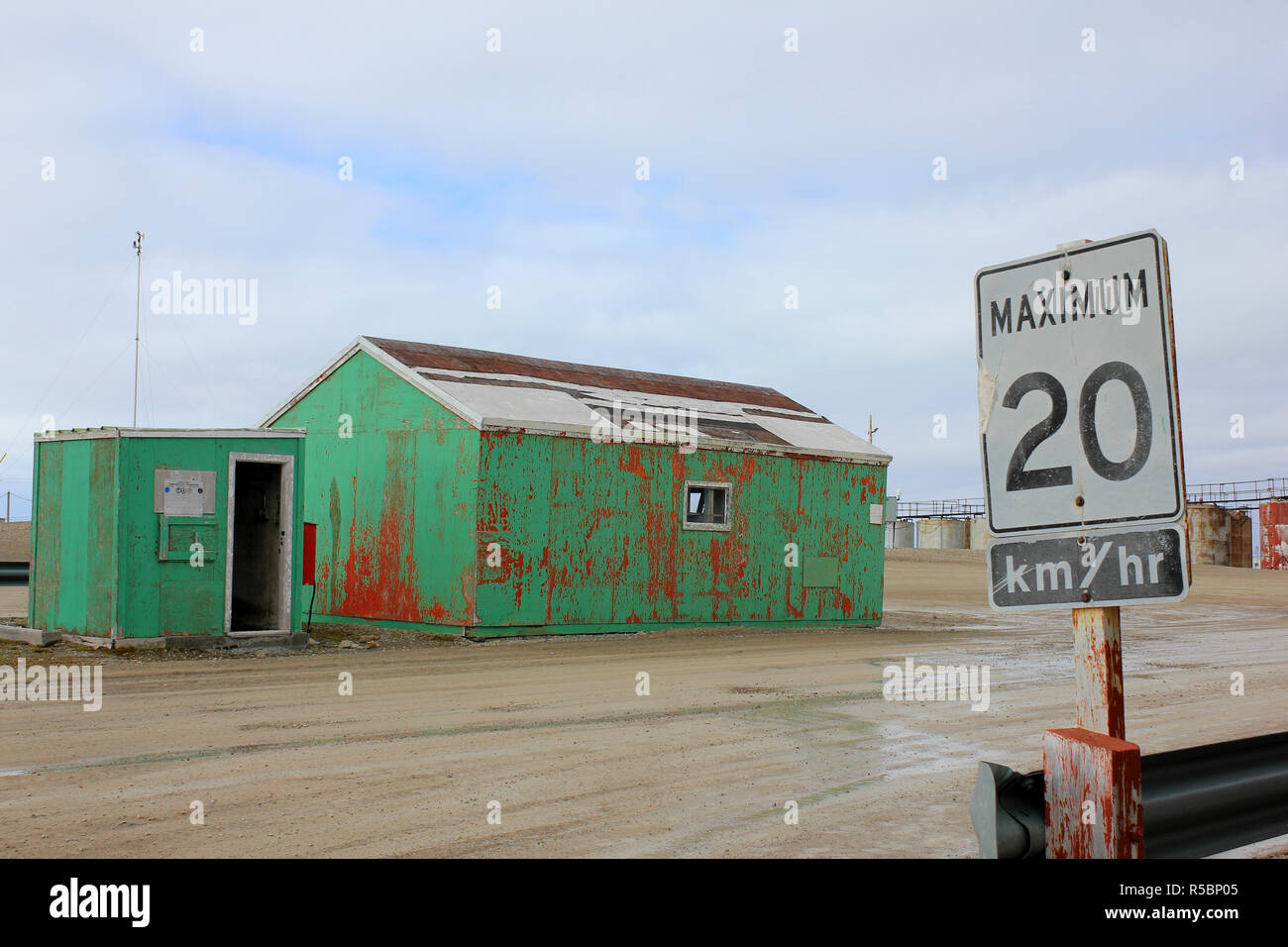 L'edificio di stoccaggio nella Comunità Inuit di Resolute Bay, Isola Baffin, Canada Foto Stock