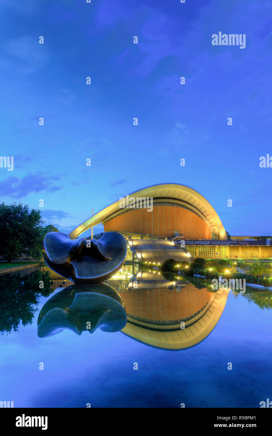 L'Europa, Germania, Berlino, il tradizionale Mercatino di Natale in piazza Gendarmenmarkt - vista in elevazione accesa al crepuscolo Foto Stock