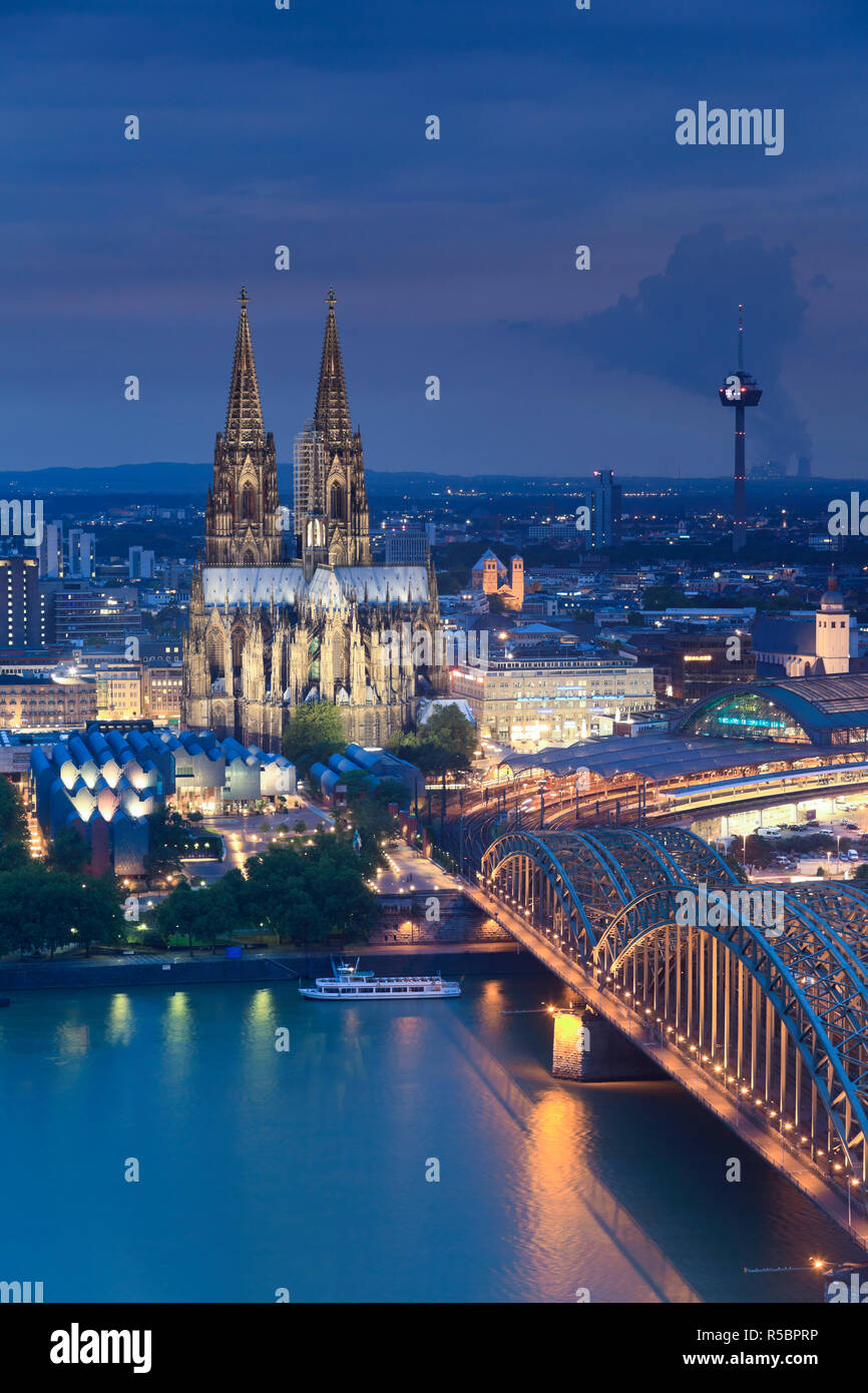 In Germania, in Renania settentrionale-Vestfalia, Colonia (Köln), Hohenzoller ponte sul fiume Reno e la Cattedrale Foto Stock