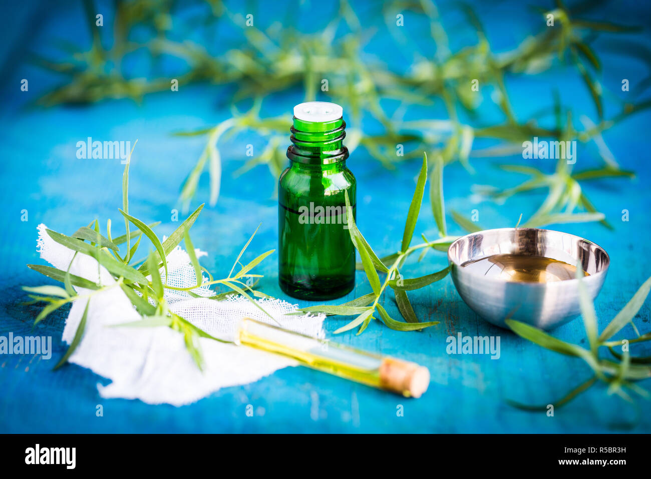 Olio essenziale di dragoncello. Foto Stock