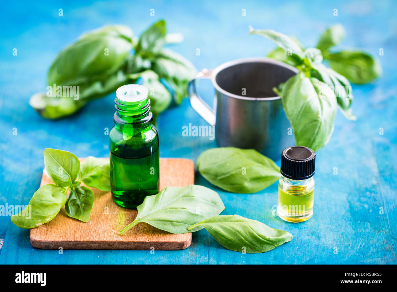 Olio essenziale di basilico. Foto Stock