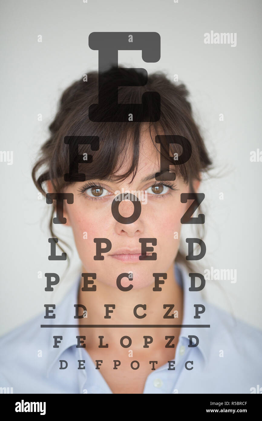 Immagine composita di una femmina di occhio e un grafico tipico utilizzato in esami degli occhi Foto Stock