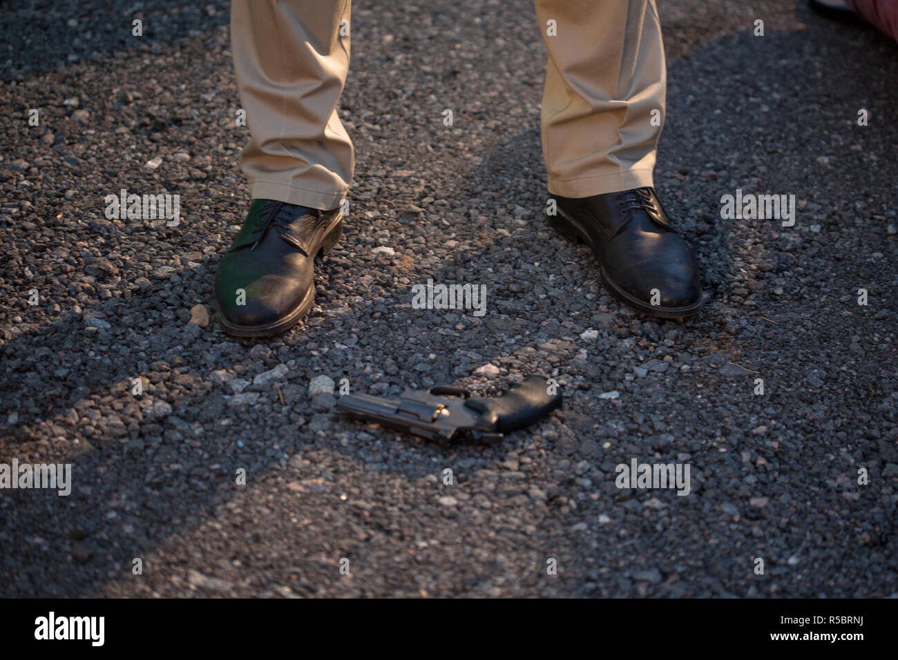 Detective presso la scena del crimine. Un uomo si erge sopra il corpo della vittima. La criminalità, omicidio all'aperto Foto Stock