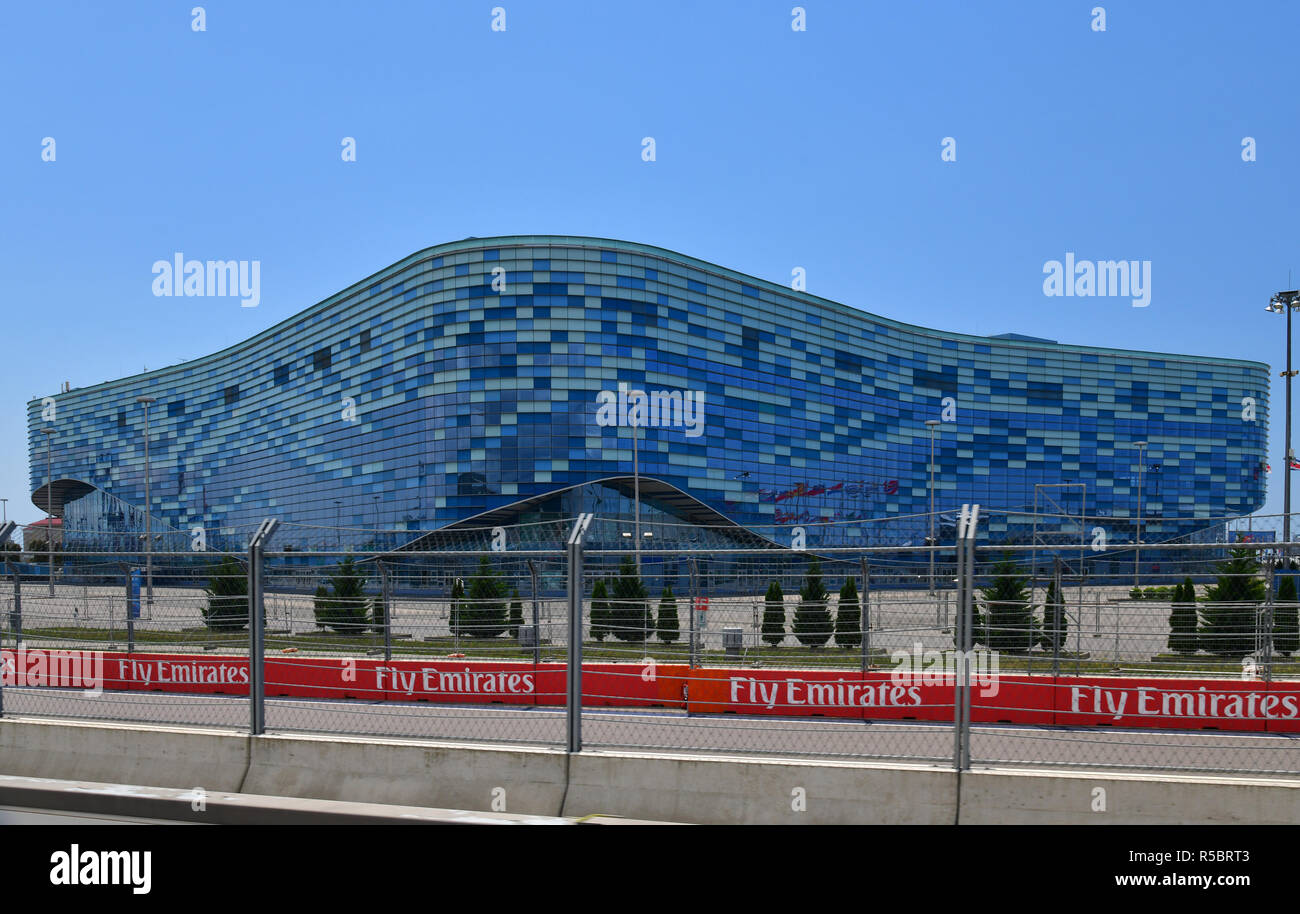 Sochi, Russia - 2 giugno 2018. Iceberg palazzo degli sport invernali nel Parco Olimpico Foto Stock