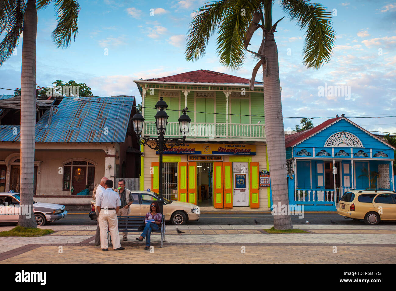 Repubblica Dominicana, Puerto Plata, Vittoriano gingerbread edifici che circondano il parco centrale Foto Stock