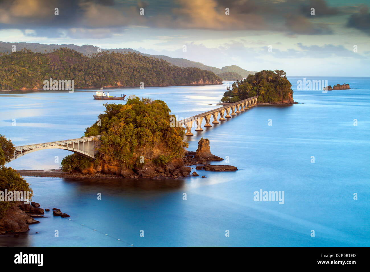 Repubblica Dominicana, Est della penisola di Samana, Semana, vista del porto e Los Puentes - famoso ponte per nulla Foto Stock