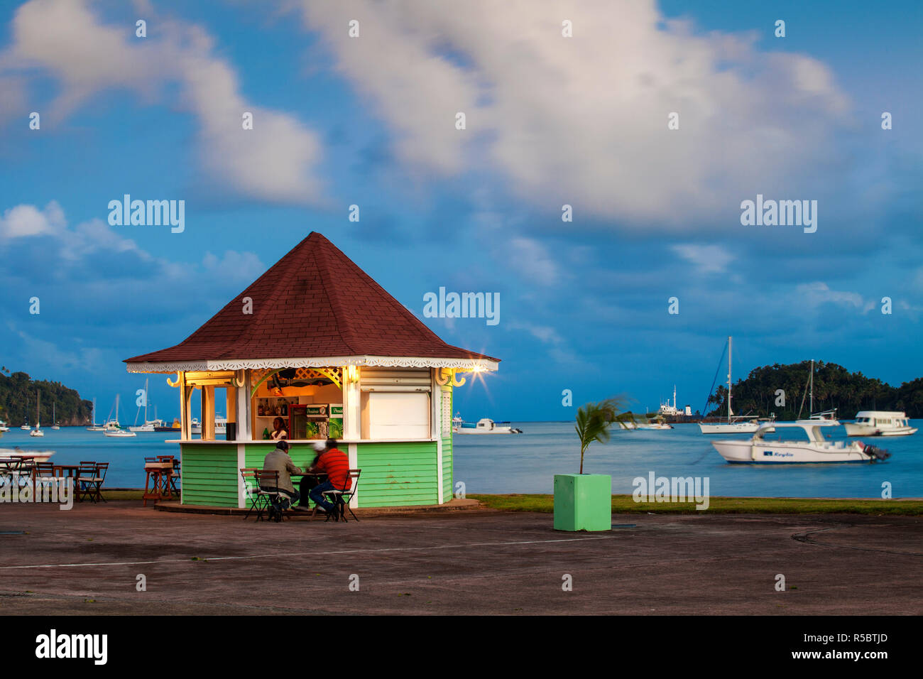 Repubblica Dominicana, Est della penisola di Samana, Samana, legno cafe sul fronte porto Foto Stock