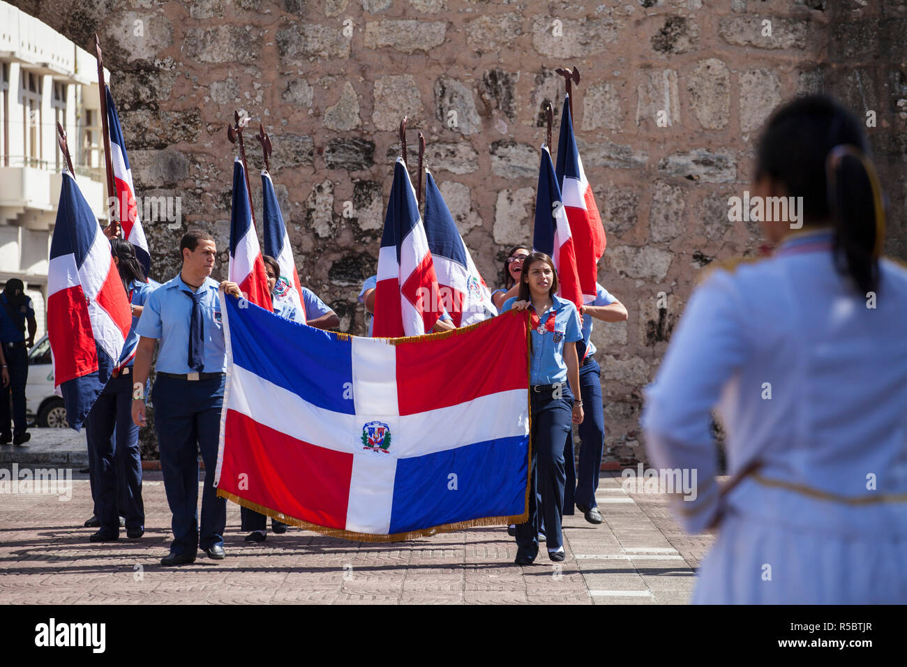 Repubblica Dominicana, Santo Domingo, Zona Colonial, Parco Independencia, studenti del college con bandiera nazionale all altare de la Patria Foto Stock