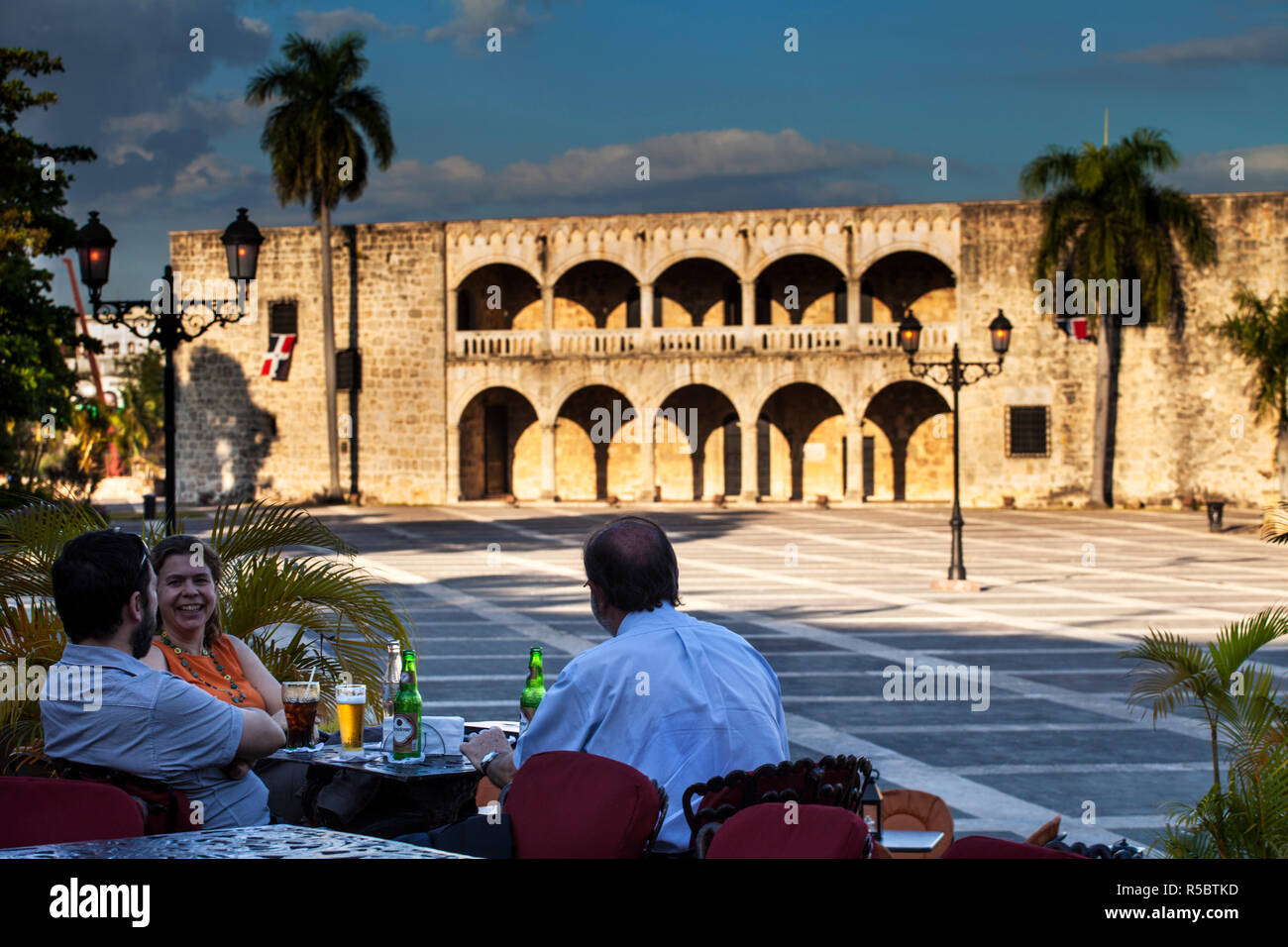 Repubblica Dominicana, Santo Domingo, Zona Coloniale, i drink la sera in Plaza Espana, affacciato su Alcazar de Colon Foto Stock