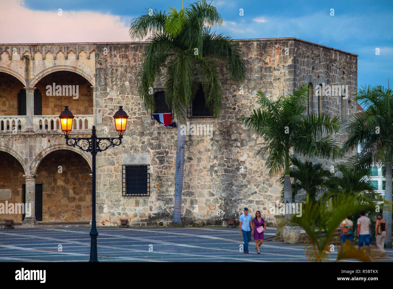 Repubblica Dominicana, Santo Domingo, Zona Coloniale, giovane holding hands camminare davanti a Plaza Espana, Alcazar de Colon Foto Stock