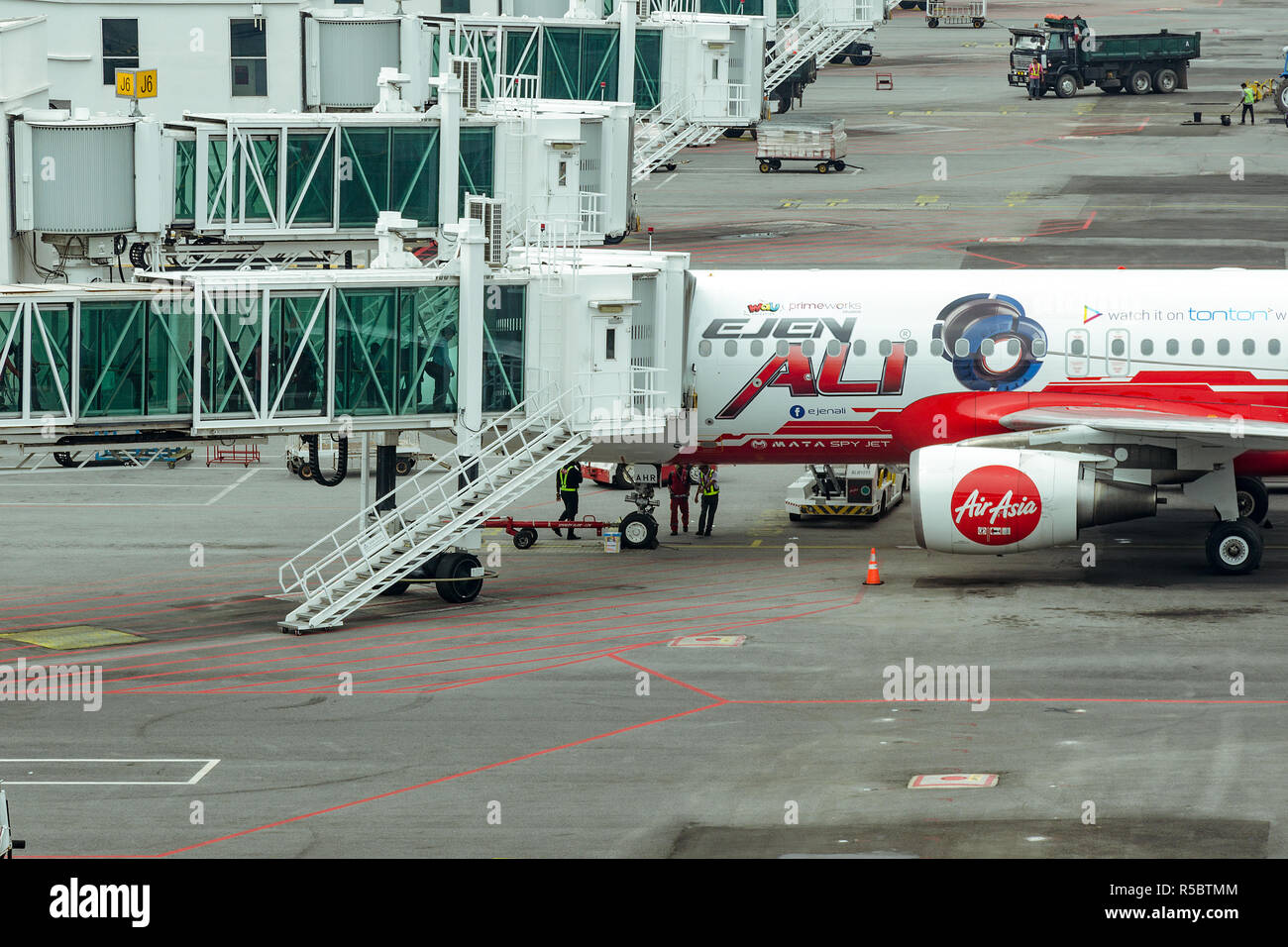 Malaysia, KLIA-2, 04-03-2018: Aereo si sta preparando per il volo, preflight di ispezione degli aeromobili. Passeggeri che salgono sul piano della AirAsia a Kuala Lump Foto Stock
