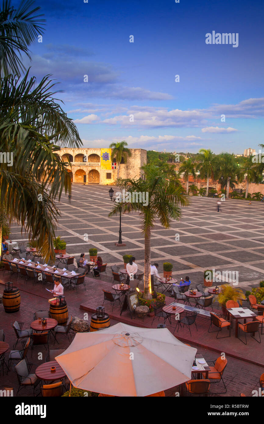 Repubblica Dominicana, Santo Domingo, Zona Coloniale, cene alfresco in Plaza Espana, affacciato su Alcazar de Colon Foto Stock