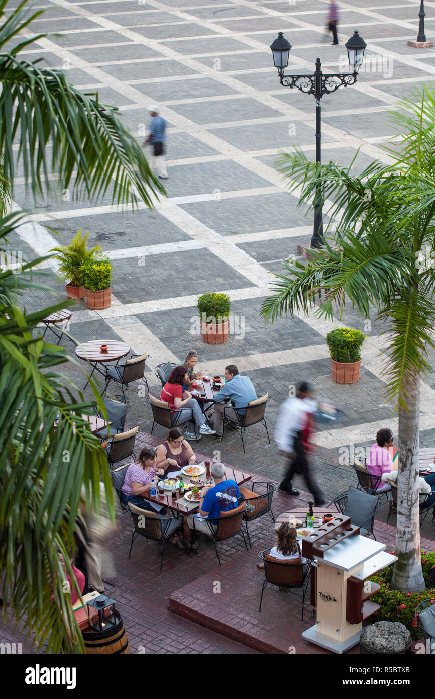 Repubblica Dominicana, Santo Domingo, Zona Coloniale, cene alfresco in Plaza Espana, affacciato su Alcazar de Colon Foto Stock
