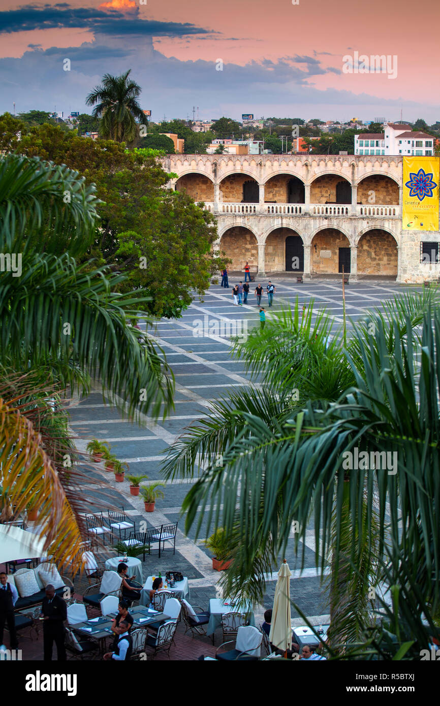 Repubblica Dominicana, Santo Domingo, Zona Coloniale, cene alfresco in Plaza Espana, affacciato su Alcazar de Colon Foto Stock