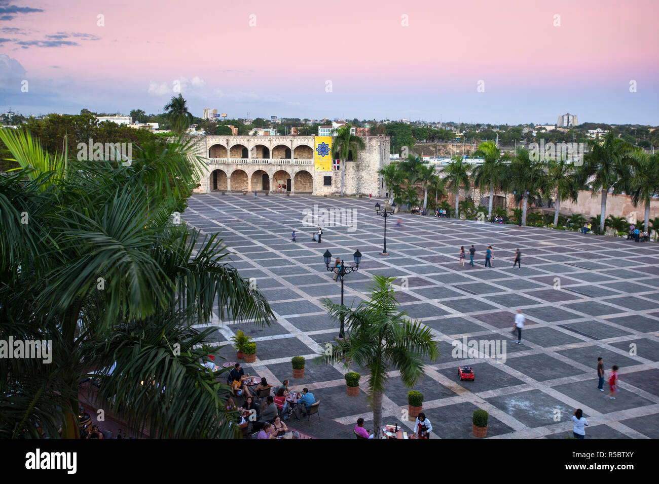 Repubblica Dominicana, Santo Domingo, Zona Coloniale, cene alfresco in Plaza Espana, affacciato su Alcazar de Colon Foto Stock