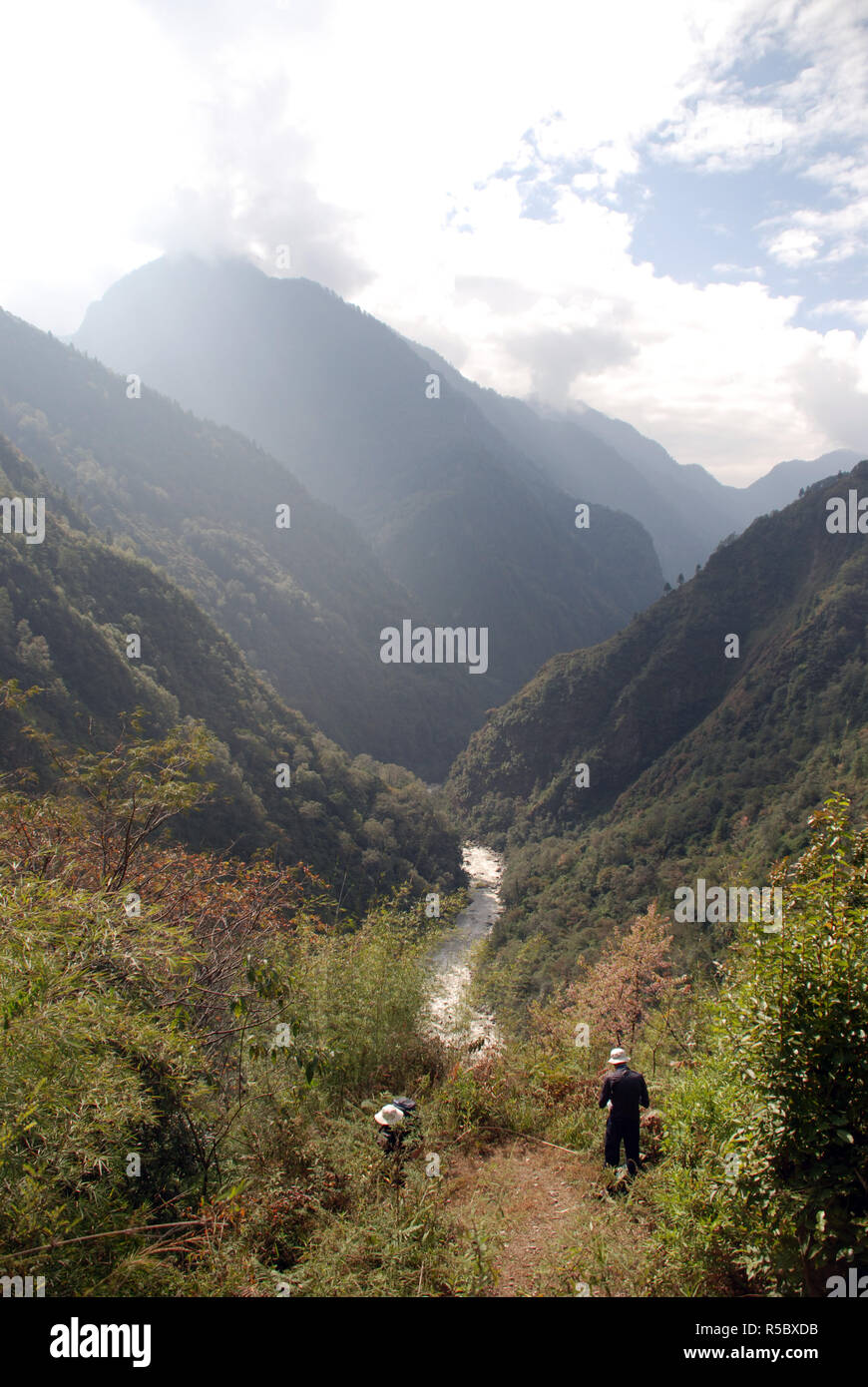 La facciata ripida vallata del fiume Arun in Himalaya del Nepal orientale Foto Stock