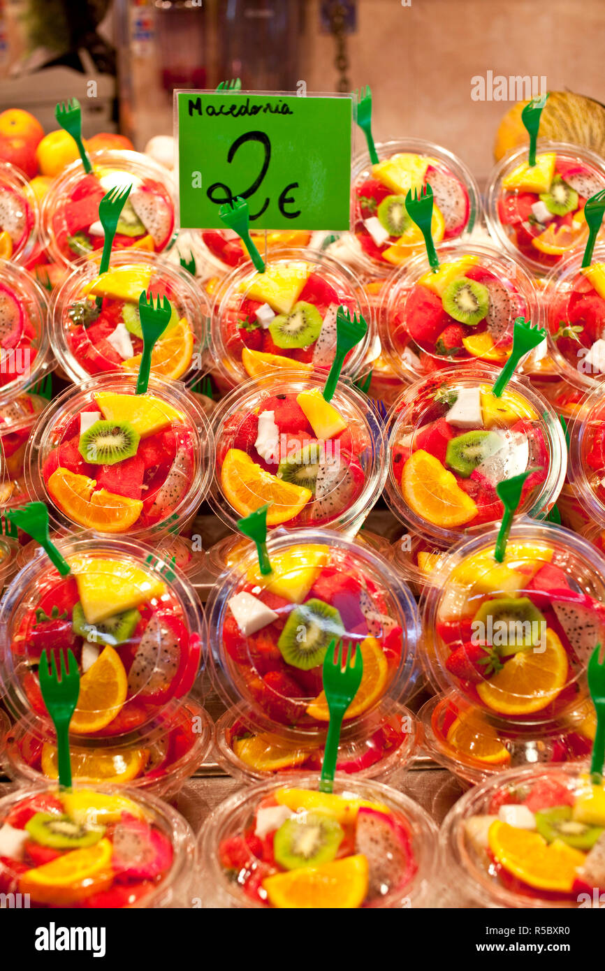 Tagliate la frutta in vasche, il Mercato della Boqueria, Barcellona, Spagna Foto Stock