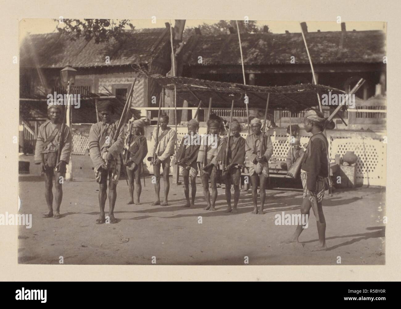 Un birmano Guardia di polizia a Mandalay. "Burmah. Una serie di un centinaio di fotografie che illustrano gli incidenti connessi con il British forza expeditionary che questo paese, dall'imbarco a Madras, 1 Nov, 1885 per la cattura del Re Theebaw...'. 1886. Fotografia. Fonte: Photo 312/(95). Autore: Willoughby Wallace Hooper. Foto Stock