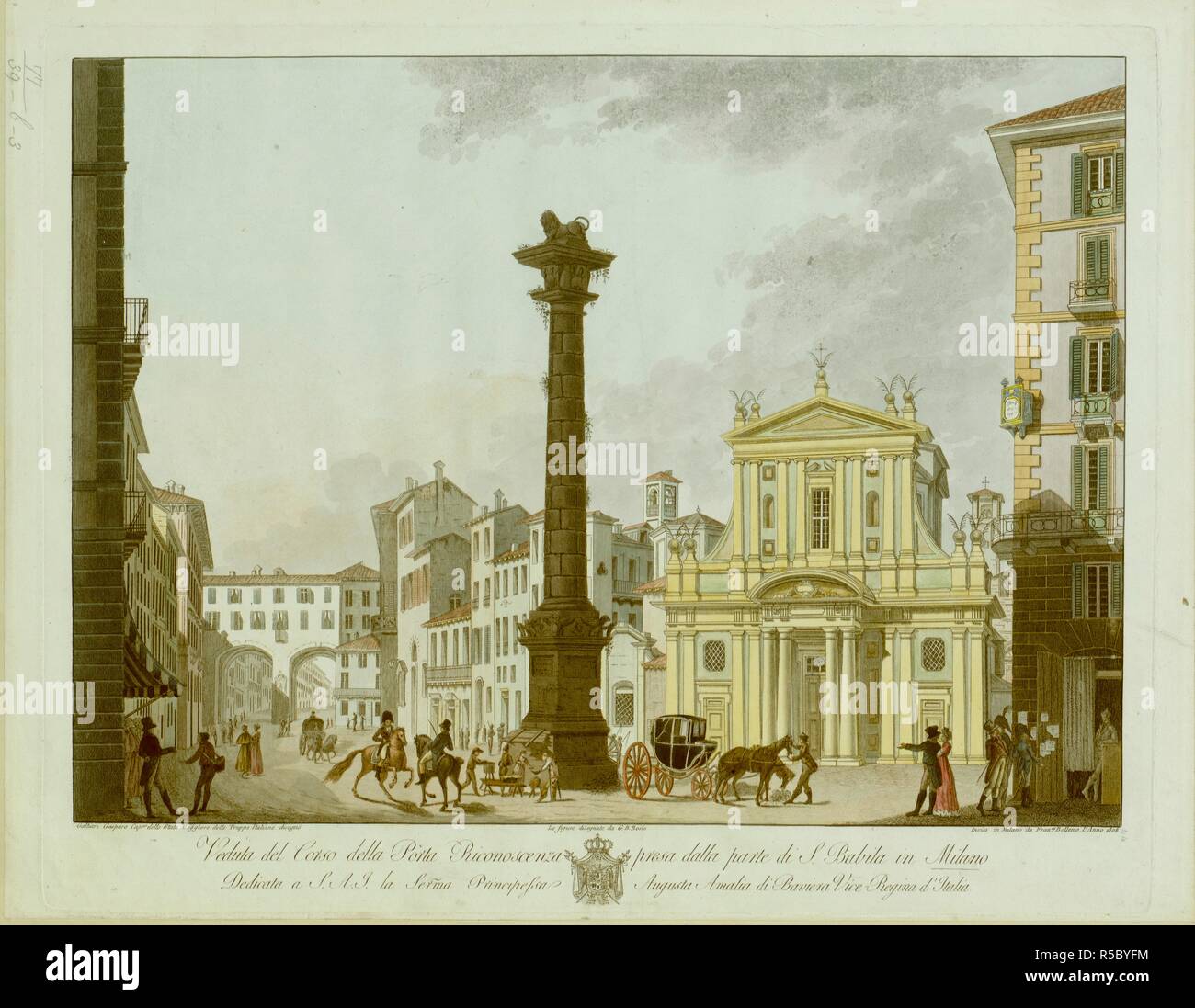 Una vista di Piazza San Babila a Milano con la colonna del Leone nel mezzo di un incrocio occupato, circondato da venditori ambulanti, carrelli, cavalieri e passanti in primo piano. Il faÃ§ade della vecchia chiesa di San Babila e Porta Venezia (poi Porta Riconoscenza) può essere visto in background. Veduta del Corso della porta riconoscenza presa dalla parte di San Babila in Milano : Dedicata a S.A.I. Serma la Principessa Augusta Amalia di Baviera vice regina d'Italia. [Milano] : [autore non identificato], [1808]. Fonte: Mappe K.Top.77.39.b.3. Lingua: Italiano. Foto Stock