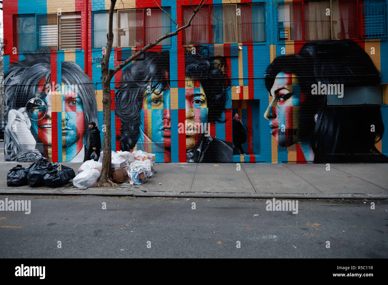 Mural club 27 (Amy Winehouse, Jimi Hendrix, Kurt Cobain, Janis Joplin e Jim Morrison ) dell'artista brasiliano Eduardo Kobra è visto nella città di Foto Stock