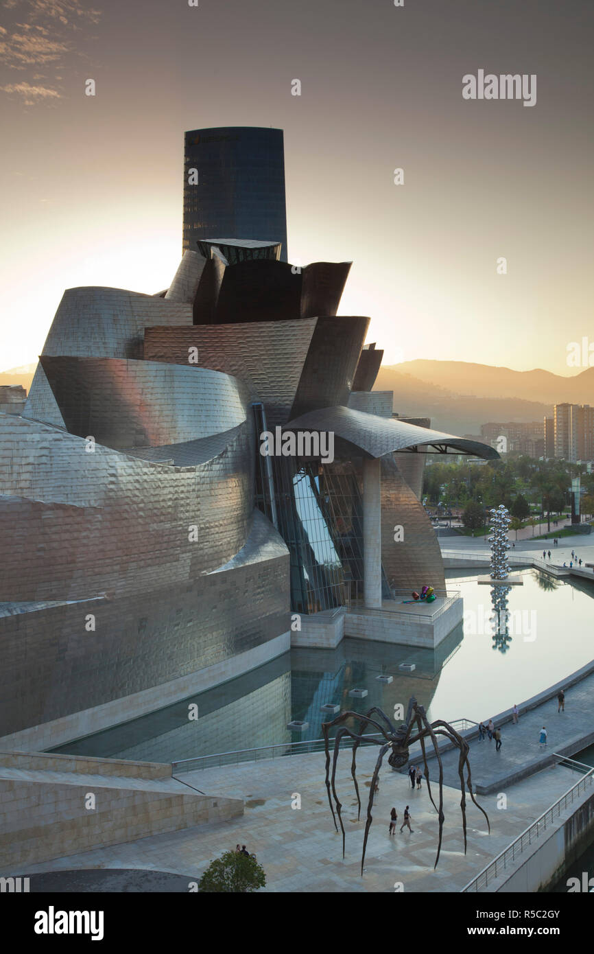 Spagna, Paese Basco regione, provincia di Vizcaya, Bilbao, il museo Guggenheim progettato da Frank Gehry con Maman, ragno scultura di Louise Bourgeois Foto Stock