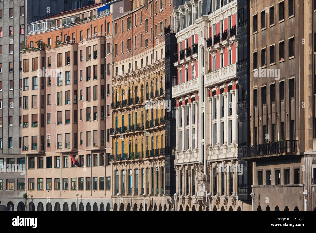 Spagna, Paese Basco regione, provincia di Vizcaya, Bilbao, riverfront edifici, centro di Bilbao Foto Stock