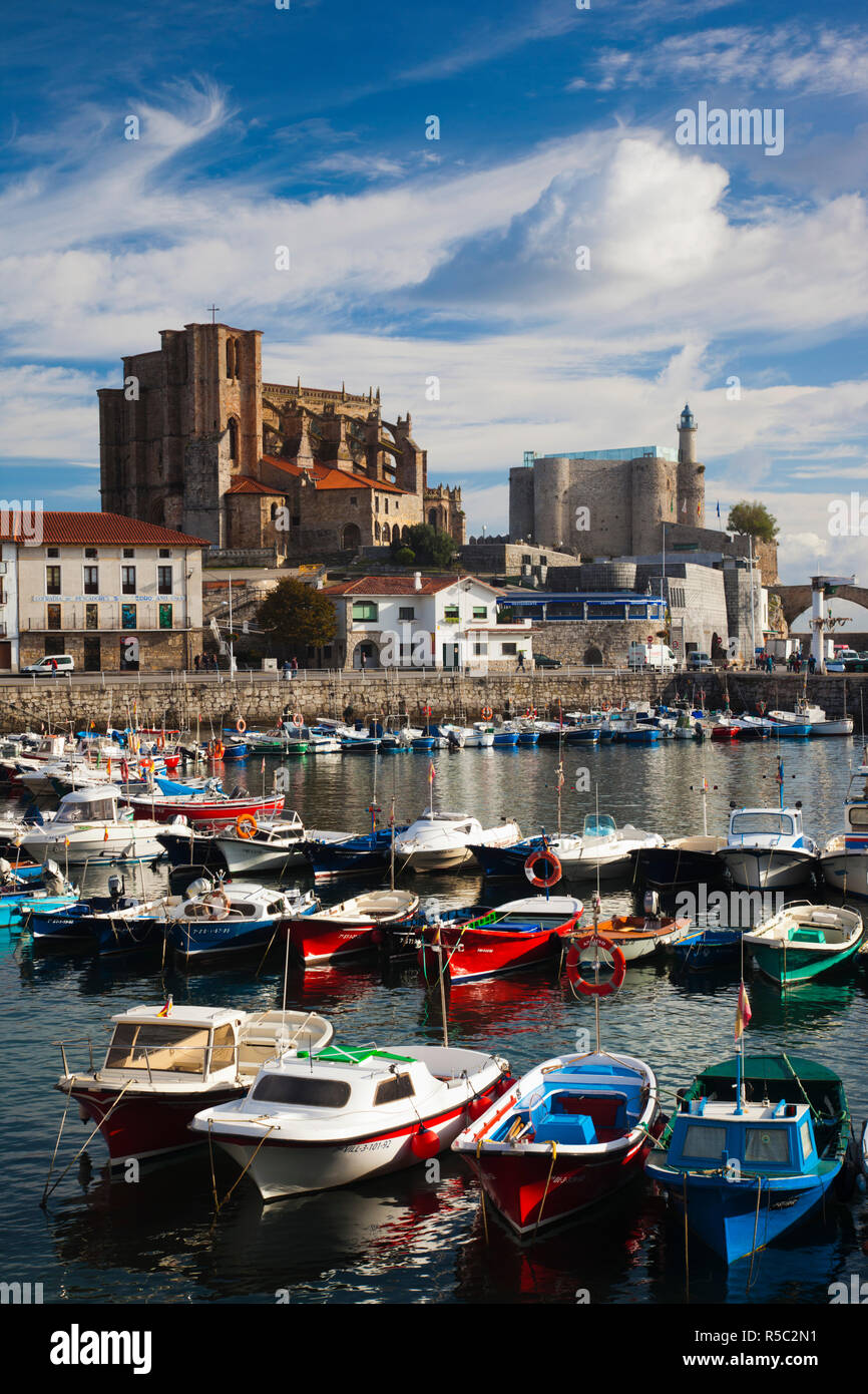 Spagna Cantabria regione Cantabria Provincia, Castro-Urdiales, la vista della città e del porto Foto Stock