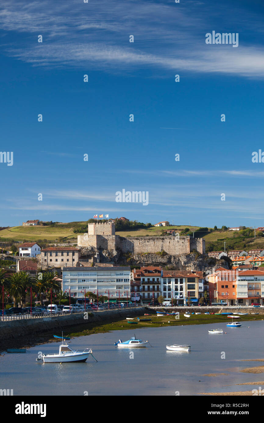 Spagna Cantabria regione Cantabria Provincia, San Vicente de la Barquera, vista città Foto Stock