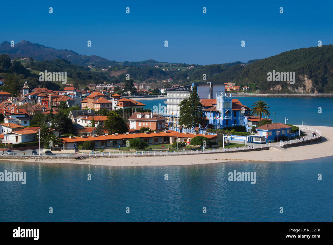 Spagna, Asturie, Asturias Provincia, Ribadesella, case vacanza da Playa de Santa Marina Beach Foto Stock