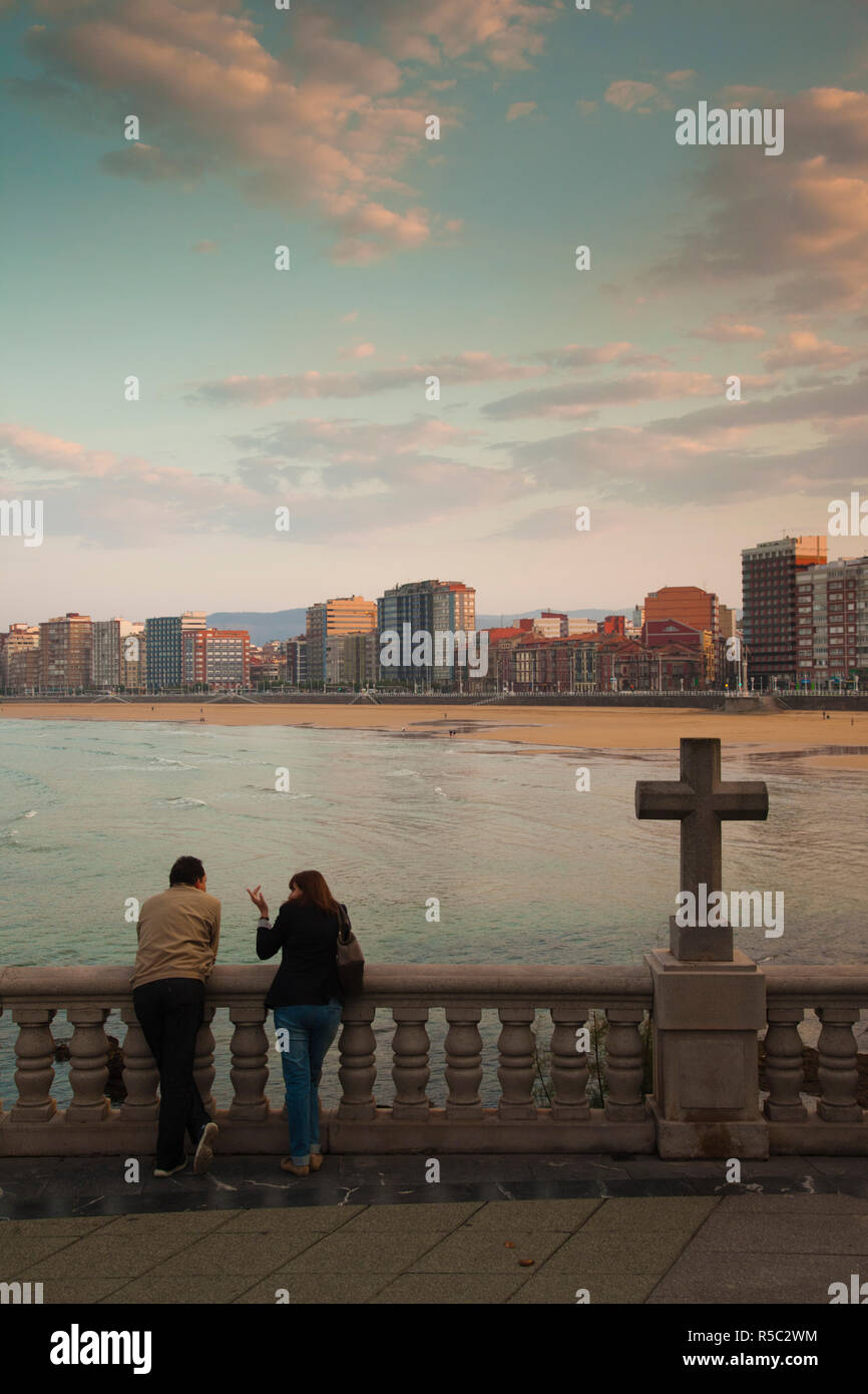 Spagna, Asturie, Asturias Provincia, Gijon, edifici lungo la Playa de la spiaggia di San Lorenzo Foto Stock