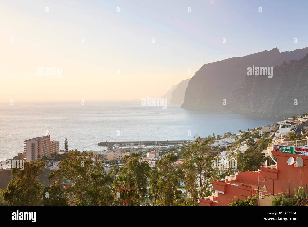 Isole Canarie, Tenerife, Costa Adeje, Acantilado de Los Gigantes (Rupi dei Giganti) Foto Stock