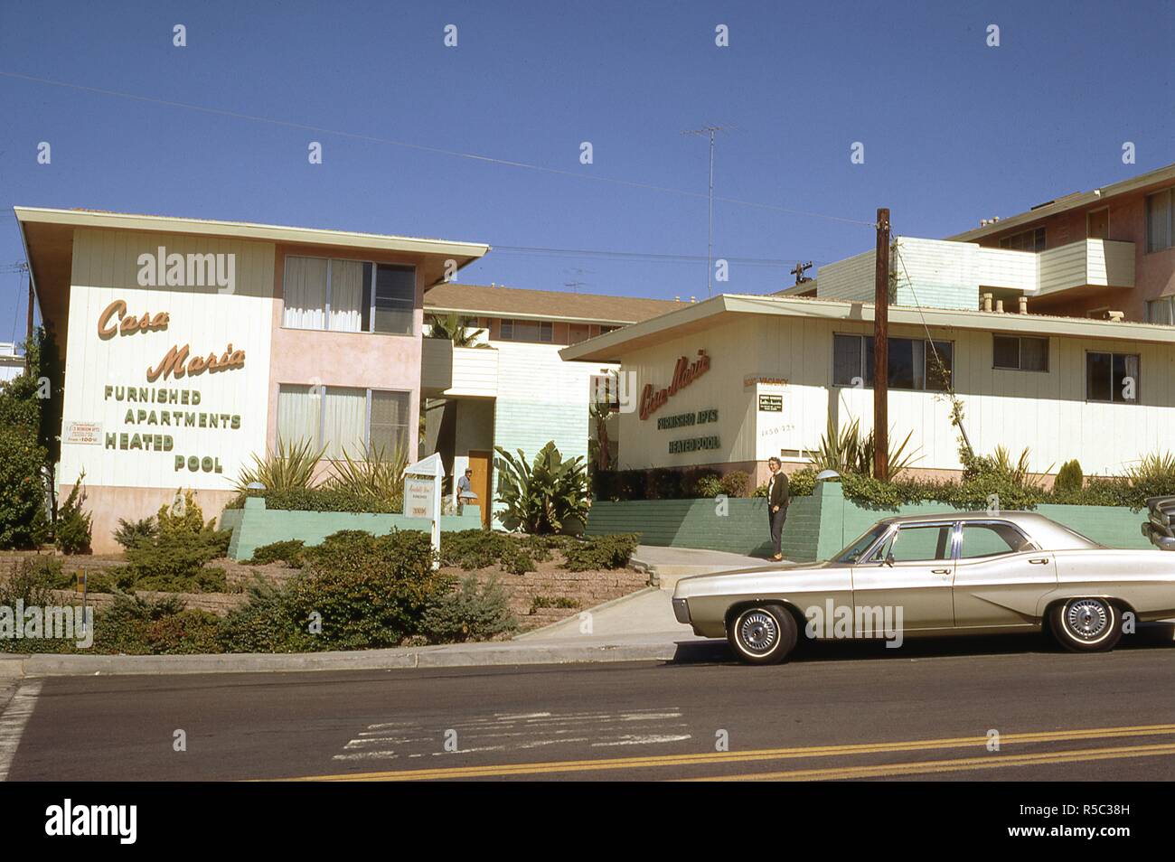 Vista dell'ingresso di Casa Maria Apartments in San Diego California, Giugno, 1967. A sinistra, segni pubblicizzare arredate con una piscina riscaldata da $100 al mese. () Foto Stock