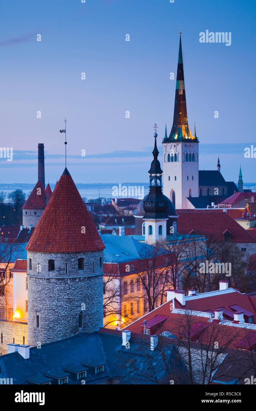 Estonia, Tallinn, area Troompea, Old Town vista da Troopea, crepuscolo Foto Stock