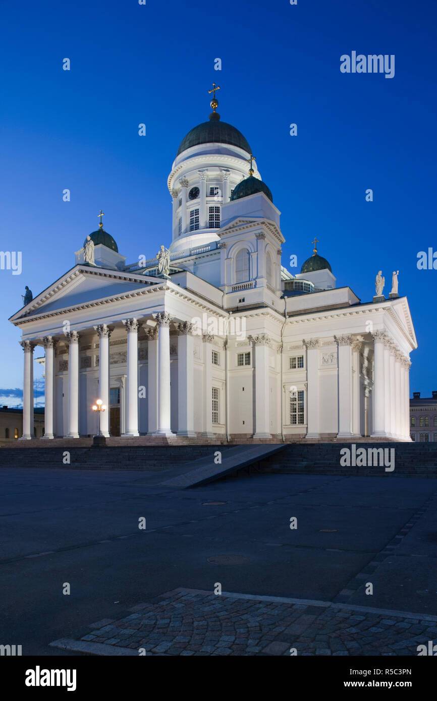 Finlandia, Helsinki, la Piazza del Senato, Senaatintori, Tuomiokirko, Cattedrale Luterana, crepuscolo Foto Stock
