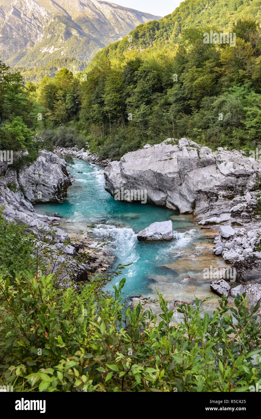 Fiume Soca turchese con grandi rocce vicino a Kobarid nel parco nazionale del Triglav, Slovenia Foto Stock