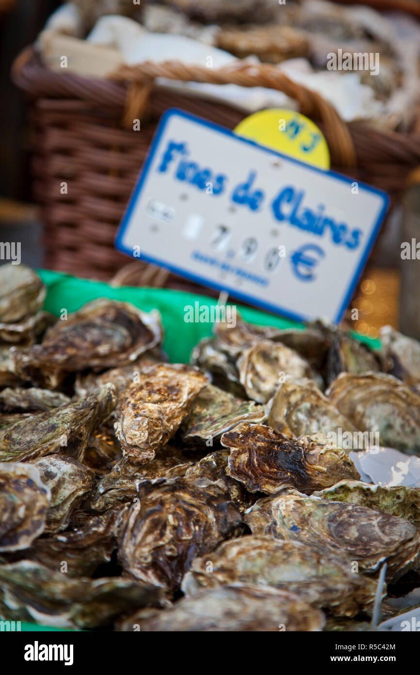 Fines de Claire ostriche nel mercato, Rue Mouffetard, Quartiere Latino, Parigi, Francia Foto Stock