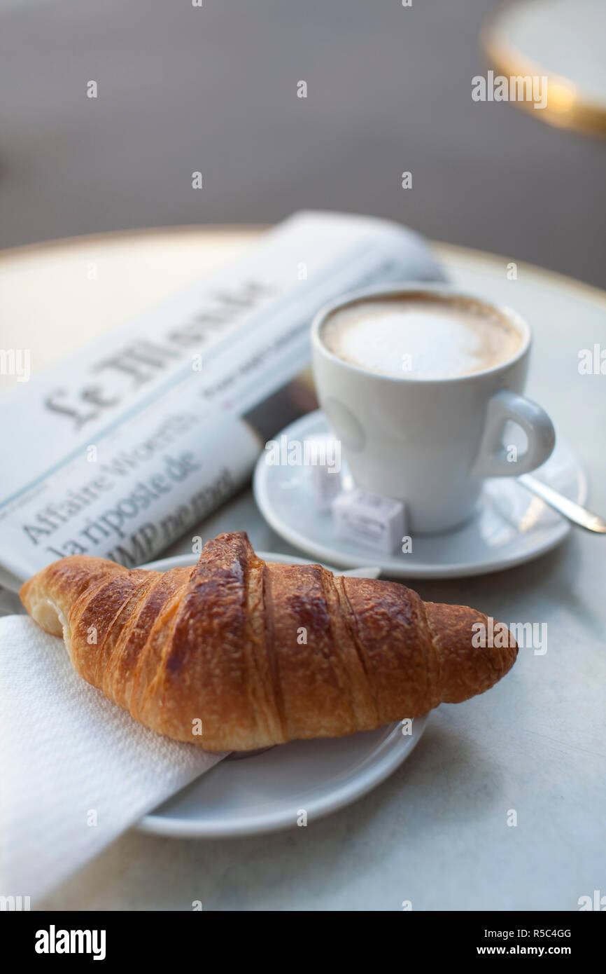 Il croissant e caffè in un bar, Parigi, Francia Foto Stock