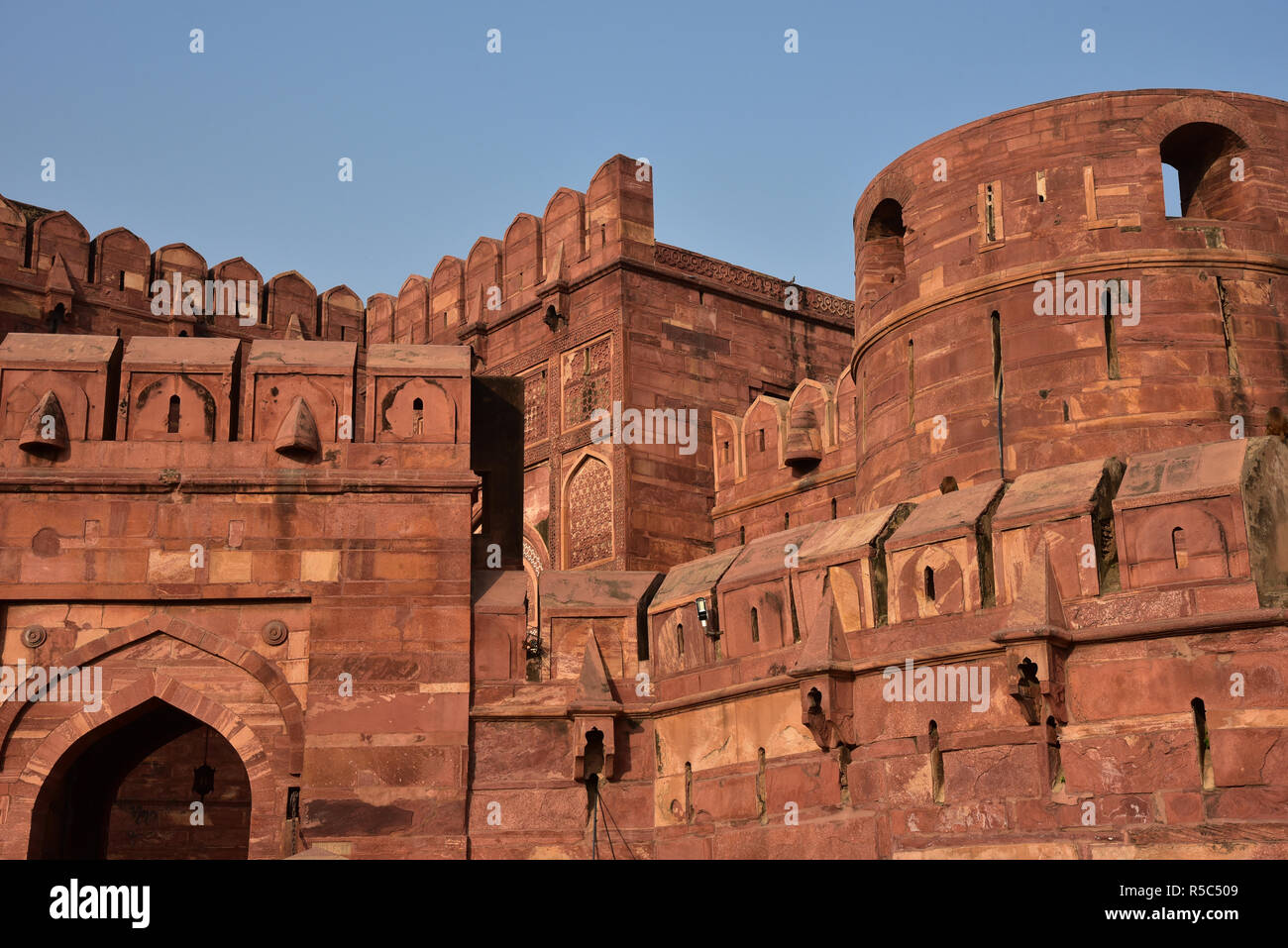 L'imponente arenaria rossa bastioni di Amar Singh Gate, al Forte di Agra. Costruita dall'Imperatore Akbar tra 1565 e 1573. Agra, India Centrale, Asia. Foto Stock