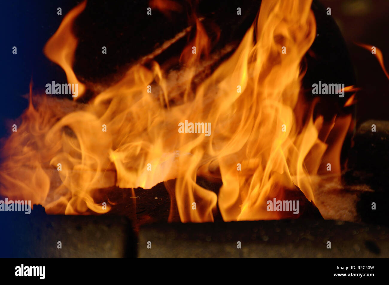Fiamma luminosa di incendio.it è una fonte di calore e luce. Foto Stock
