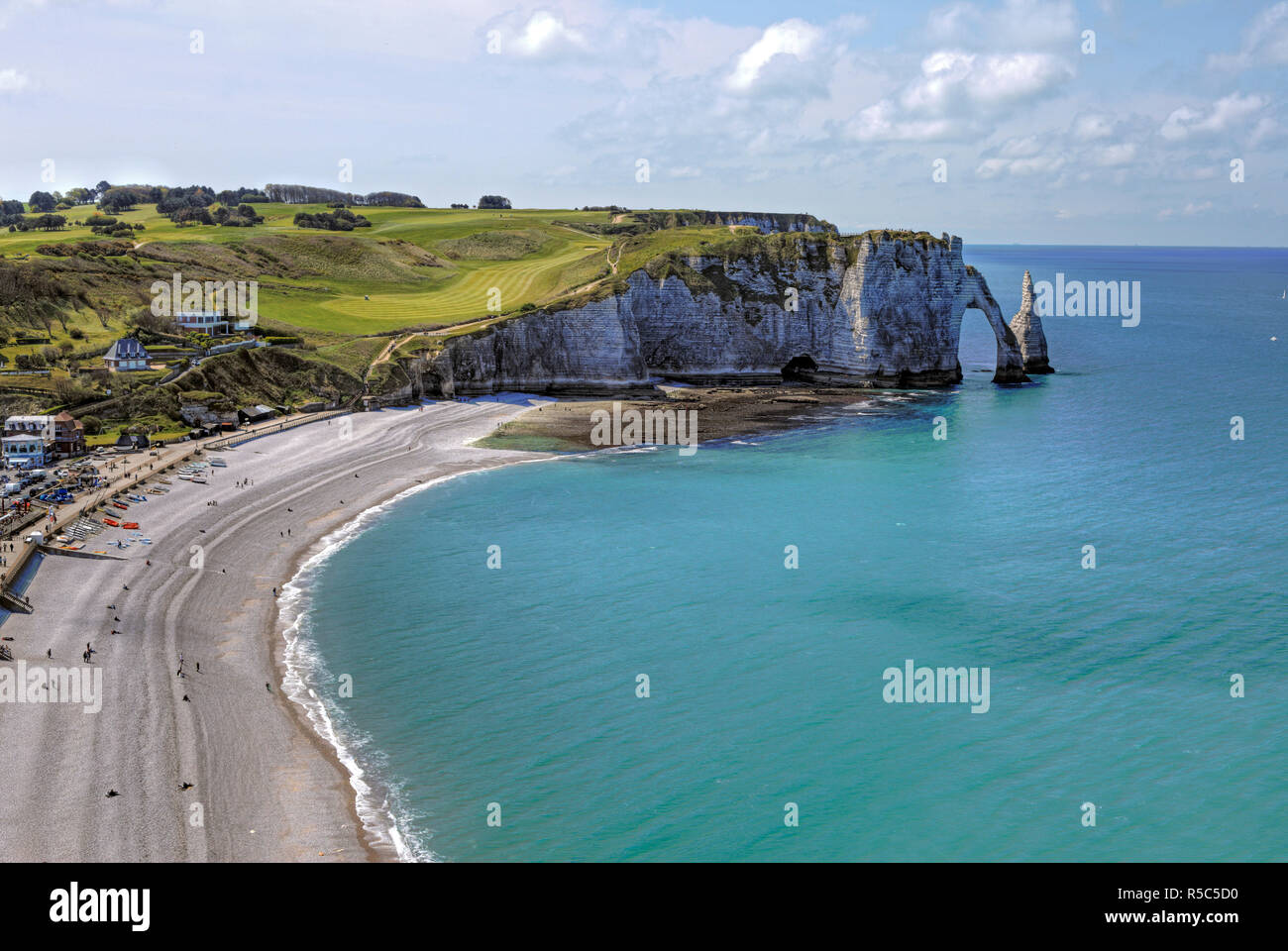 Scogliere sul mare spiaggia, Etretat, dipartimento Seine-Maritime, Alta Normandia, Francia Foto Stock