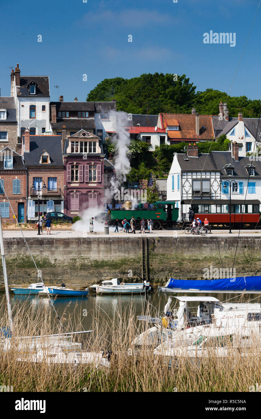 Francia, regione Piccardia, dipartimento della Somme, St-Valery sur Somme, Somme Bay Resort town, vista città con treni turistici Foto Stock