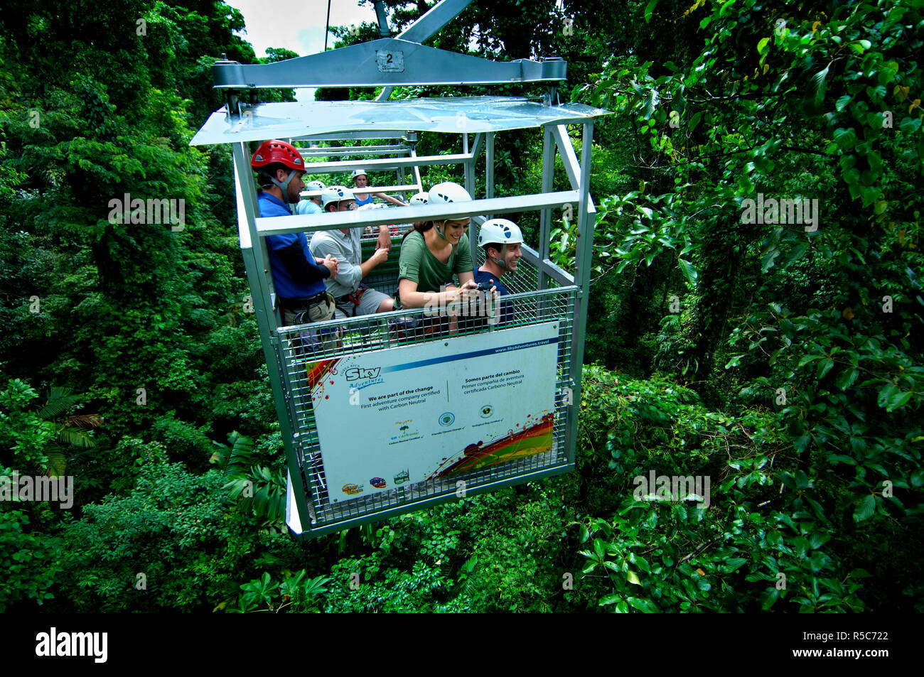Costa Rica, El Castillo, Sky Tram, turisti che si godono viste sulla foresta pluviale, Arenal Foto Stock