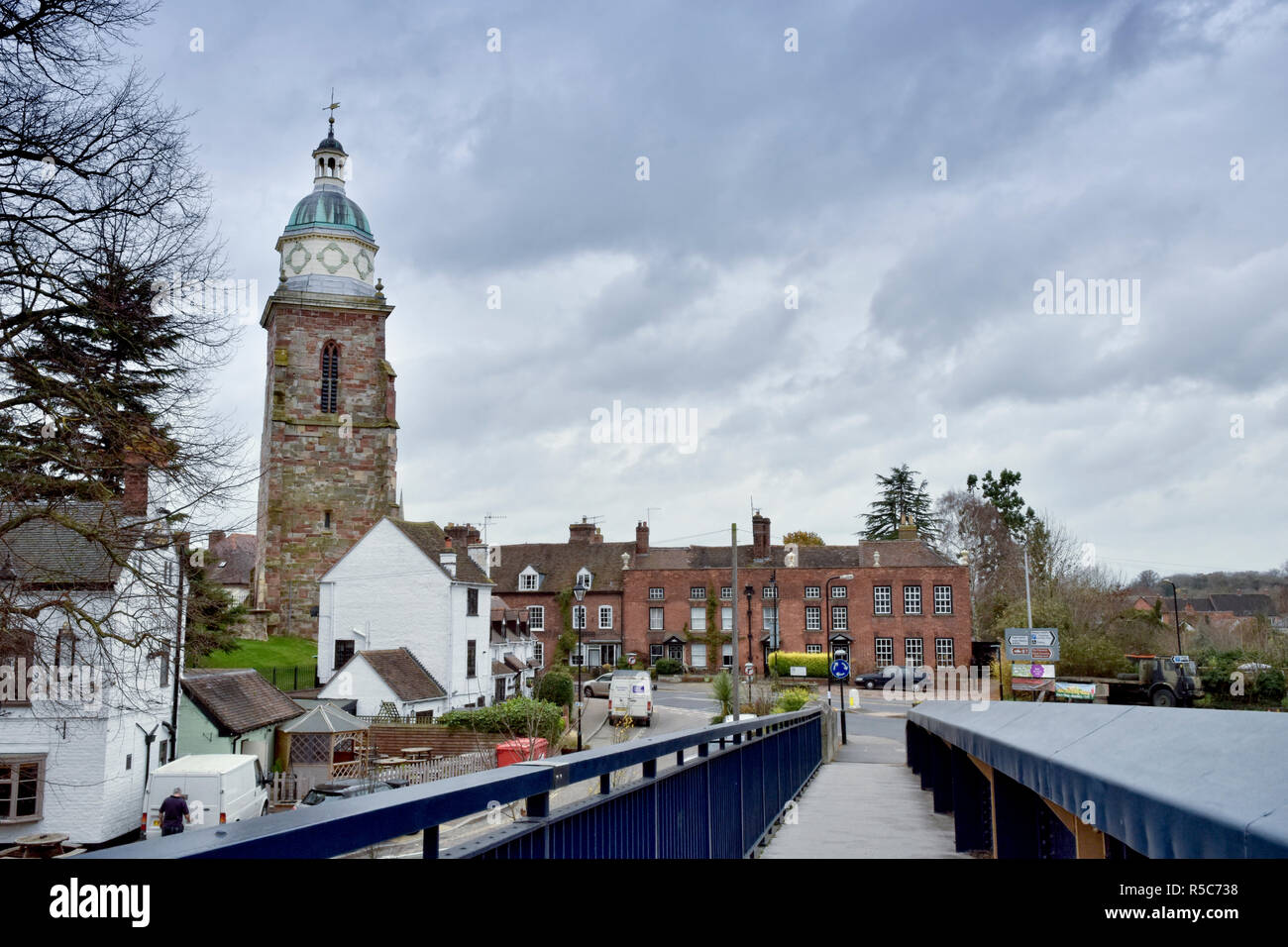 Vista la storica cittadina di Upton-Upon-Severn e la torre Pepperpot, Worcestershire, Regno Unito in inverno Foto Stock